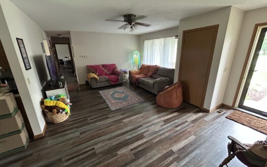 Clay County – Beautiful Home on Nearly 1 Acre in Flora *NEW LISTING*