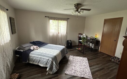 Clay County – Beautiful Home on Nearly 1 Acre in Flora *NEW LISTING*