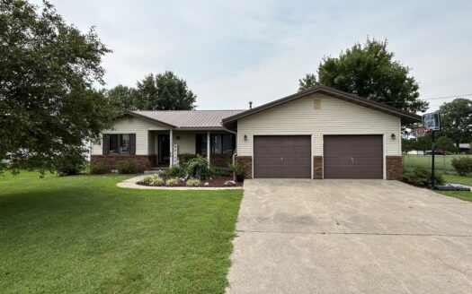 Clay County – Beautiful Home on Nearly 1 Acre in Flora *NEW LISTING*