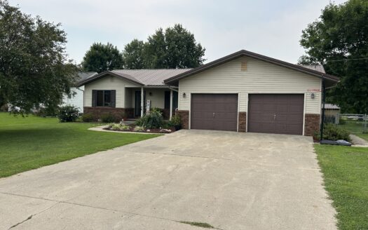 Clay County – Beautiful Home on Nearly 1 Acre in Flora *NEW LISTING*