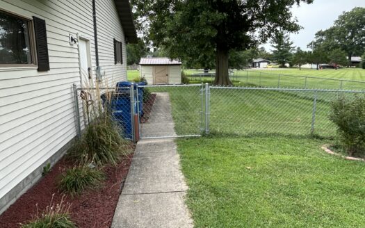 Clay County – Beautiful Home on Nearly 1 Acre in Flora *NEW LISTING*