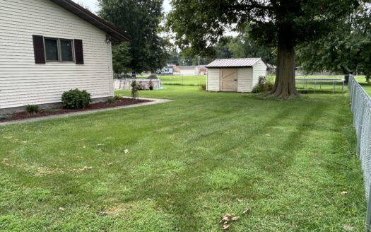Clay County – Beautiful Home on Nearly 1 Acre in Flora *NEW LISTING*
