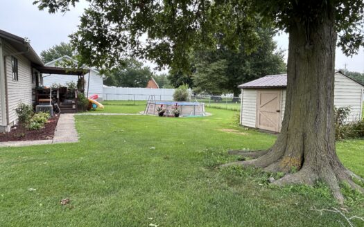 Clay County – Beautiful Home on Nearly 1 Acre in Flora *NEW LISTING*