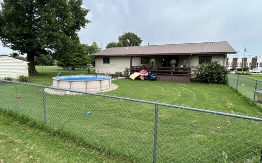 Clay County – Beautiful Home on Nearly 1 Acre in Flora *NEW LISTING*