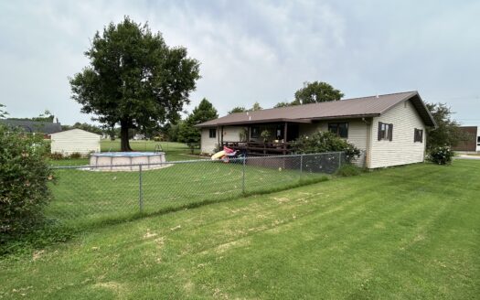 Clay County – Beautiful Home on Nearly 1 Acre in Flora *NEW LISTING*
