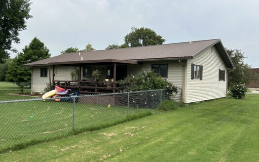 Clay County – Beautiful Home on Nearly 1 Acre in Flora *NEW LISTING*