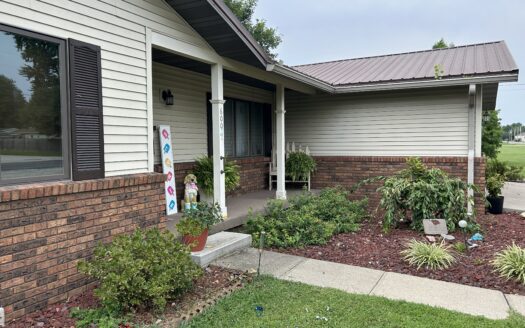 Clay County – Beautiful Home on Nearly 1 Acre in Flora *NEW LISTING*