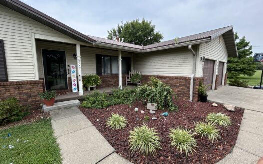 Clay County – Beautiful Home on Nearly 1 Acre in Flora *NEW LISTING*