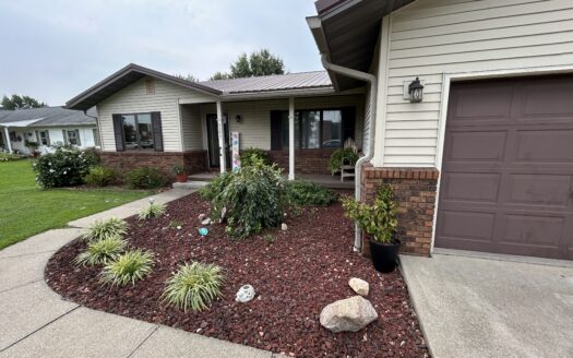 Clay County – Beautiful Home on Nearly 1 Acre in Flora *NEW LISTING*